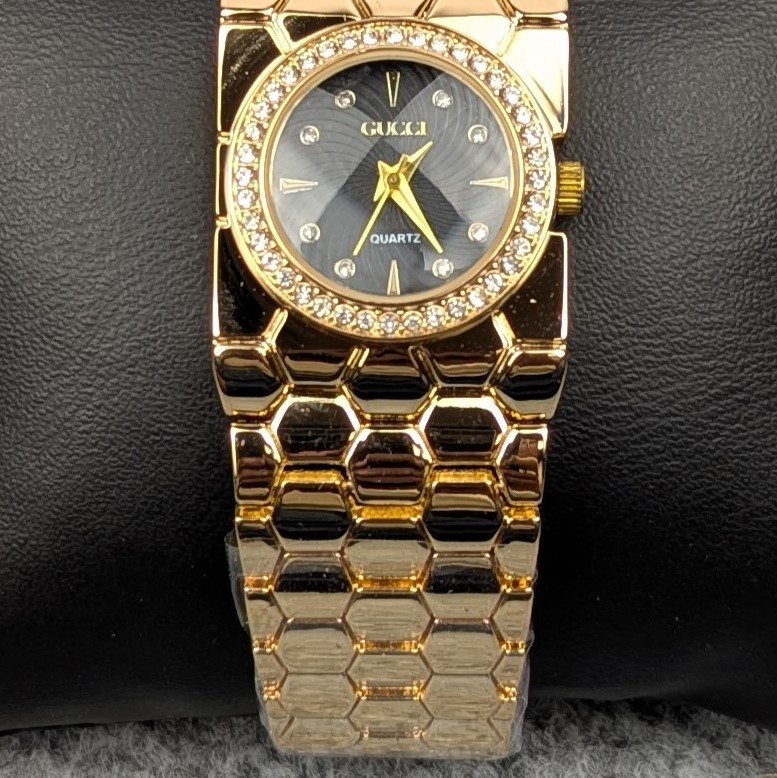 Elegant Golden Ladies Quartz Watch with Crystal Bezel – Premium Bracelet Design (Black Dial) - Image 5