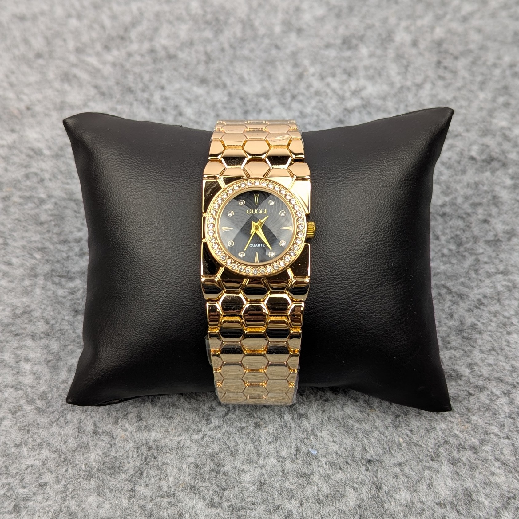 Elegant Golden Ladies Quartz Watch with Crystal Bezel – Premium Bracelet Design (Black Dial)