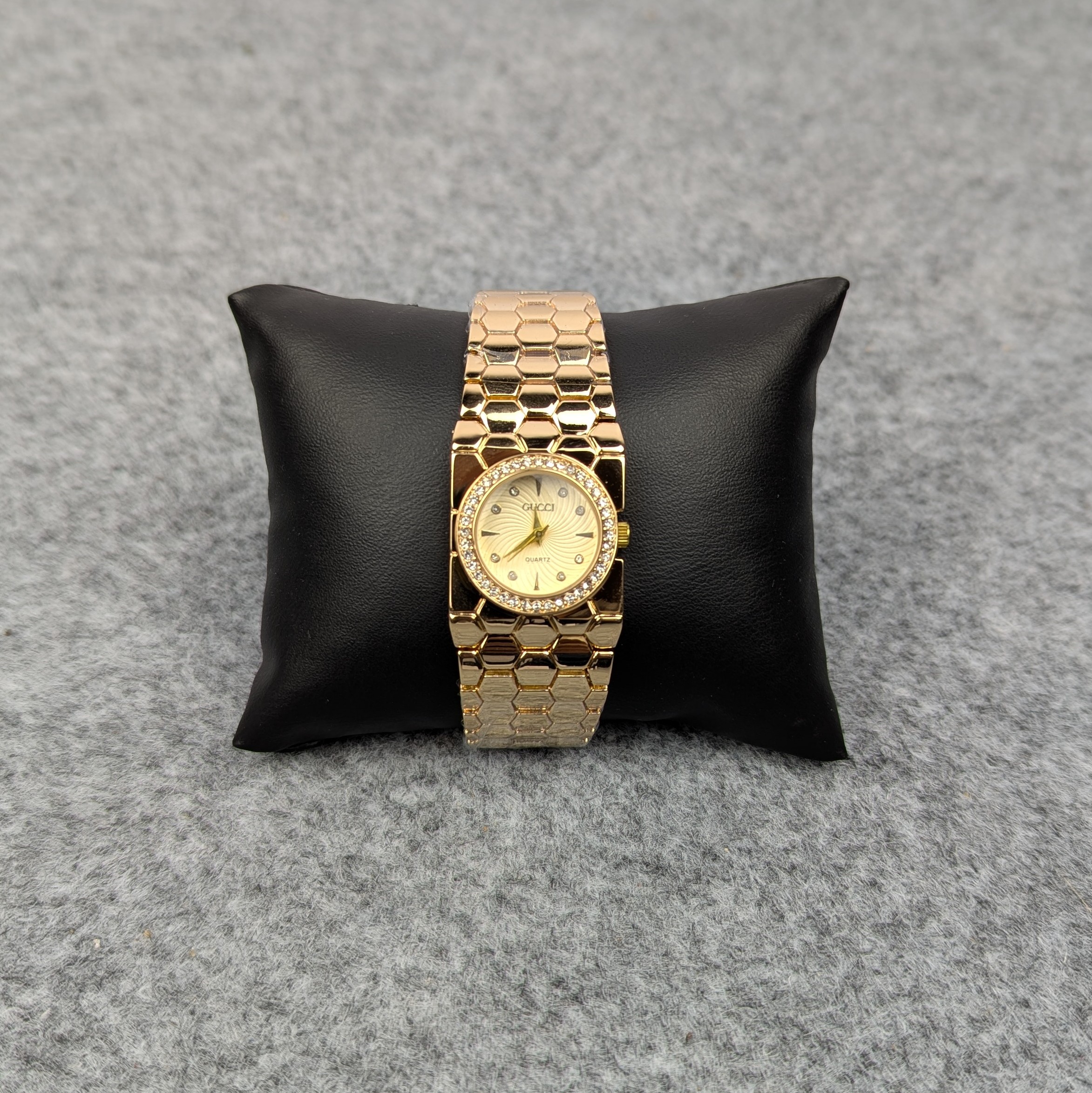 Elegant Golden Ladies Quartz Watch with Crystal Bezel – Premium Bracelet Design (Golden Dial)