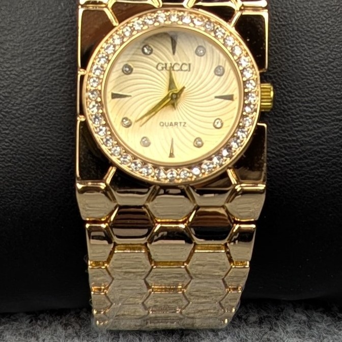 Elegant Golden Ladies Quartz Watch with Crystal Bezel – Premium Bracelet Design (Golden Dial) - Image 4