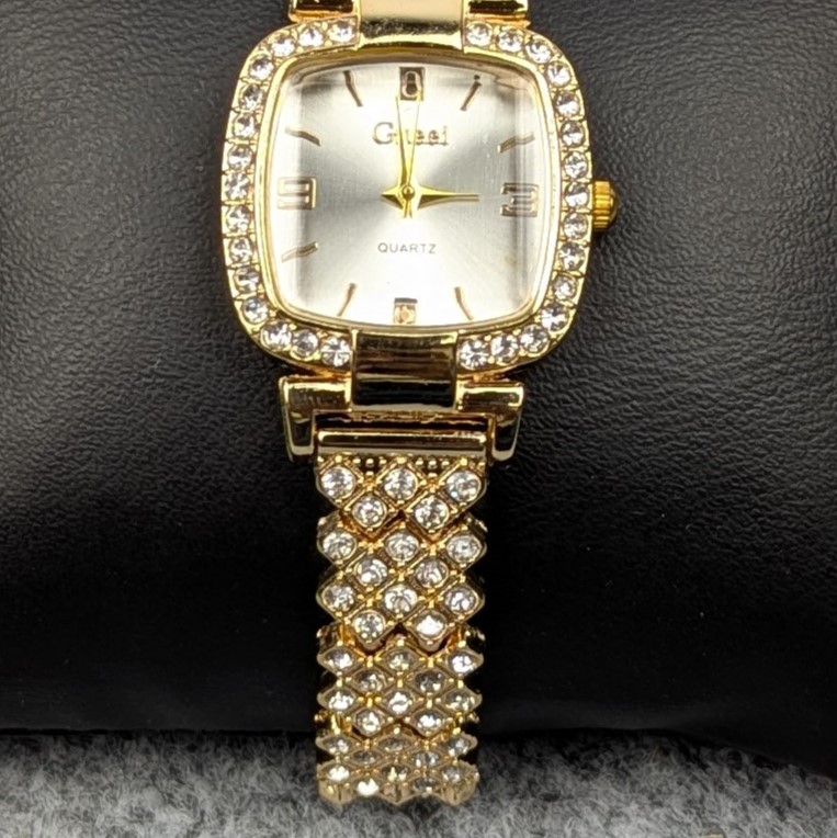 Luxury Golden Stone Studded Ladies Quartz Watch – Stylish & Elegant Design (White Dial) - Image 4