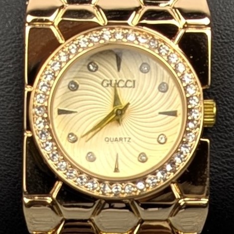 Elegant Golden Ladies Quartz Watch with Crystal Bezel – Premium Bracelet Design (Golden Dial) - Image 3